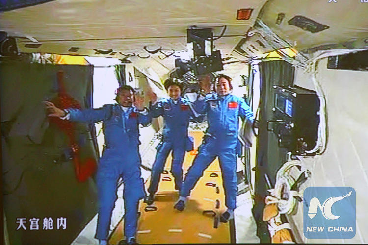 Zaoga statku kosmicznego Shenzhou 9 w module orbitalnym Tiangong 1