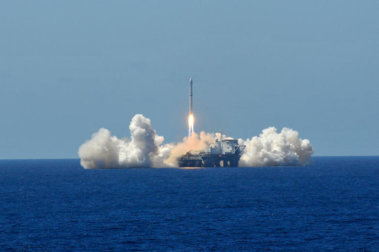 Start rakiety nośnej z satelitą Eutelsat 3B z pływającej platformy startowej Ocean Odyssey Start rakiety nośnej z satelitą Eutelsat 3B z pływającej platformy startowej Ocean Odyssey